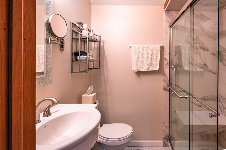 Antique Room bathroom